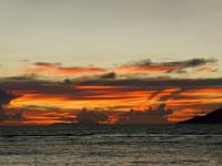 Dunkle Haufenwolken und glühender Himmel - La Digue